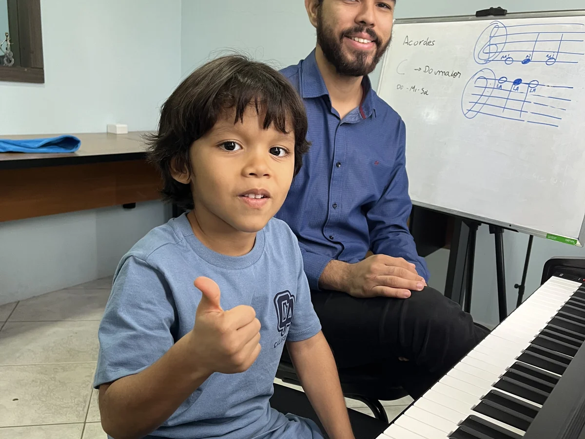 Aluno e professor durante aula de teclado na Tocante Centro Musical