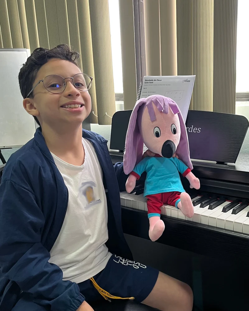 Criança em aula de teclado na Tocante Centro Musical