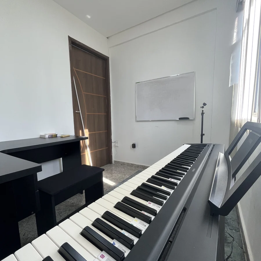 Sala de piano da Tocante Centro Musical, com quadro branco e luz natural